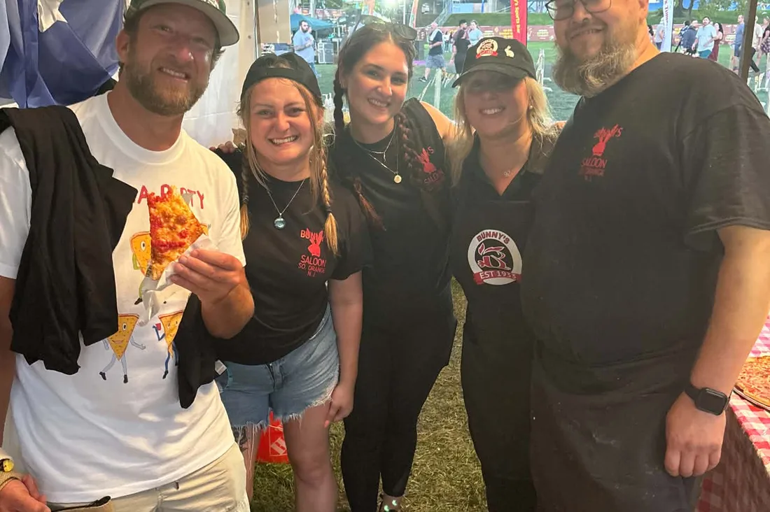 Dave Portnoy's One Bite pizza review of Bunny's Sports Bar